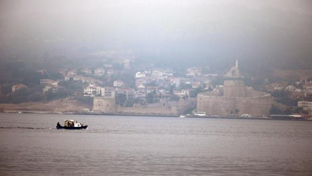 Çanakkale Boğazı sis nedeniyle gemi geçişlerine kapatıldı! Feribot seferleri de durduruldu