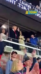 Bà Melania bị dân tình soi có biểu cảm không vui với chồng khi xem bóng chày