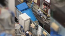 Japonya’da yol çöktü, çöp kamyonu oluşan çukura düştü