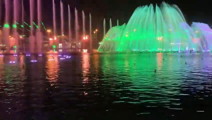 شاهد..نافورة بوليفارد رياض سيتي التي جذبت أعين الزوار بجمالها