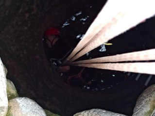 Su kuyusuna düşen keçi 4 saatlik çalışma sonrası kurtarıldı