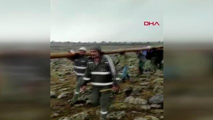 200 KİLOLUK ELEKTRİK DİREĞİNİ 1,5 KİLOMETRE SIRTLARINDA TAŞIYIP ARIZAYI GİDERDİLER