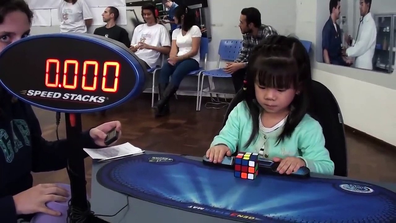 Une fille de 3 ans résout rapidement un Rubik's Cube