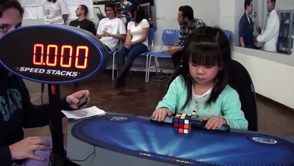 Une fille de 3 ans résout rapidement un Rubik's Cube