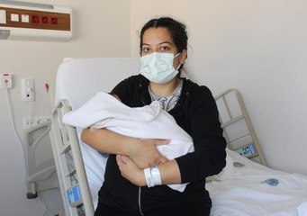 HAMİLE ÖLÜMLERİNDEN ETKİLENİP AŞI OLDU, BEBEĞİNİ SAĞLIKLA KUCAĞINA ALDI