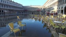 Venezia, acqua alta in piazza San Marco: per proteggere i negozi si installano le paratie