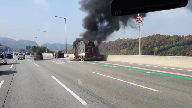 고속도로 달리던 화물차량 불... 엔진 과열 추정 / YTN