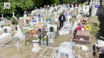 Salvadoran replaces epitaphs with QR codes on cemetery tombs