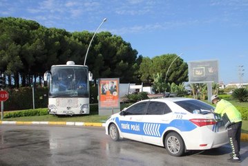 Serik'te yolcu otobüsü trafik lambasına çarpıp, refüje çıktı