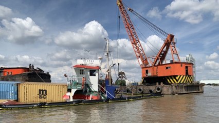 “กู้เรือจม” กลางแม่น้ำเจ้าพระยา (มีคลิป)