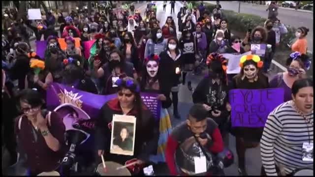 Multitudinaria marcha de mujeres contra los feminicidios en México