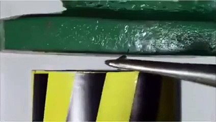 Un diamant vs presse hydraulique