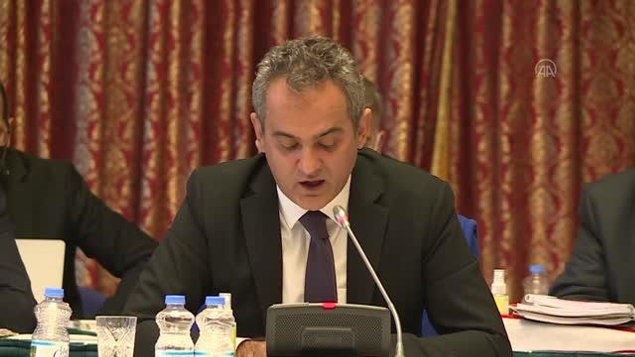 Milli Eğitim Bakanı Özer: "En az iki doz aşı olmuş ve antikor oluşturmuş öğretmen oranımız yüzde 92'ye ulaşmıştır"