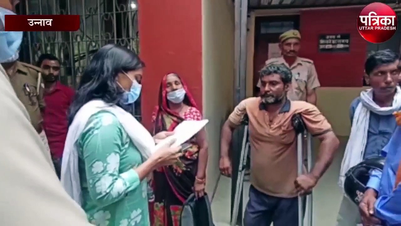 जमीन बचाने के लिए मिट्टी तेल लेकर पहुंचे डीएम कार्यालय, फिर जो हुआ...