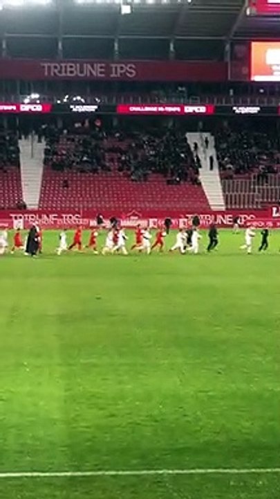 Entrée des joueurs pour le challenge mi-temps du match DFCO - Paris FC