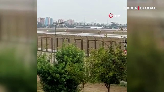 Adana Havalimanı'nda bir grup, piste inen uçağın önüne çıktı! Çok sayıda gözaltı var