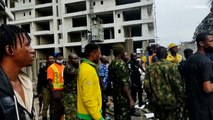 وفاة ستة أشخاص ومخاوف من فقدان 100 آخرين بسبب انهيار مبنى شاهق في نيجيريا