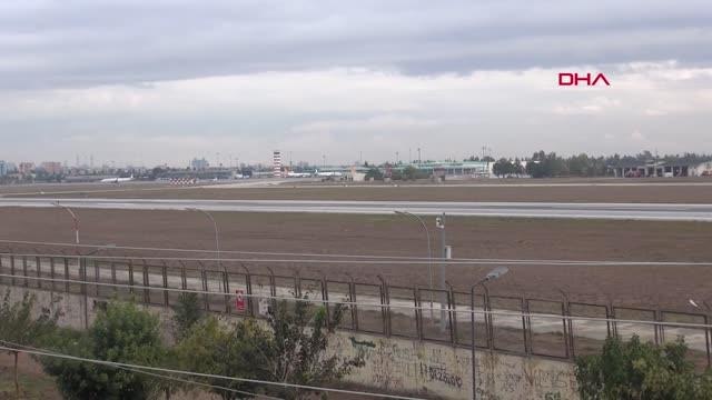 Son dakika haber! Havalimanı'nda bir grup, piste inen uçağın önüne çıktı; çok sayıda gözaltı var