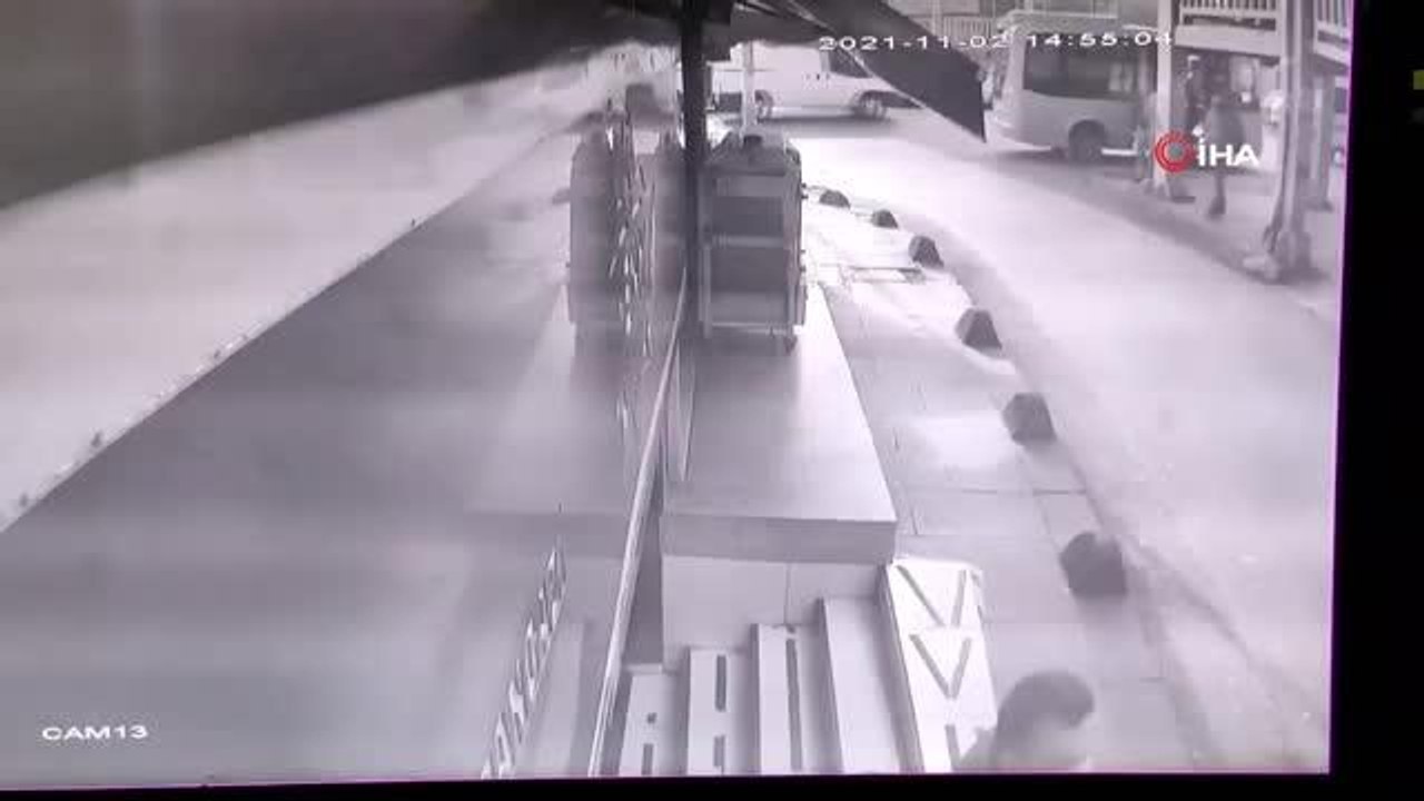 Son dakika haberi... Sultangazi'de polisin 'dur' ihtarına uymayan ehliyetsiz sürücü kaza yaptı