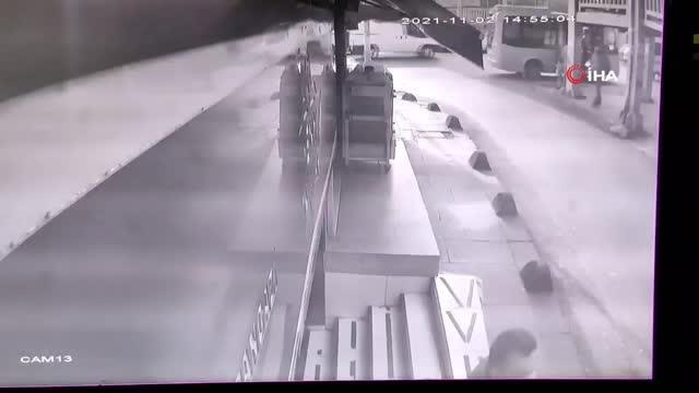 Son dakika haberi... Sultangazi'de polisin 'dur' ihtarına uymayan ehliyetsiz sürücü kaza yaptı