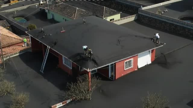 La ceniza agobia la isla