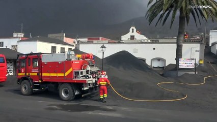 Il vulcano Cumbre Vieja non smette di fare paura. Pioggia di cenere e nube nera