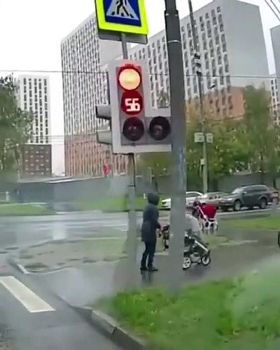 Un cycliste renverse une poussette sur un passage pour piétons !