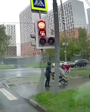 Un cycliste renverse une poussette sur un passage pour piétons !