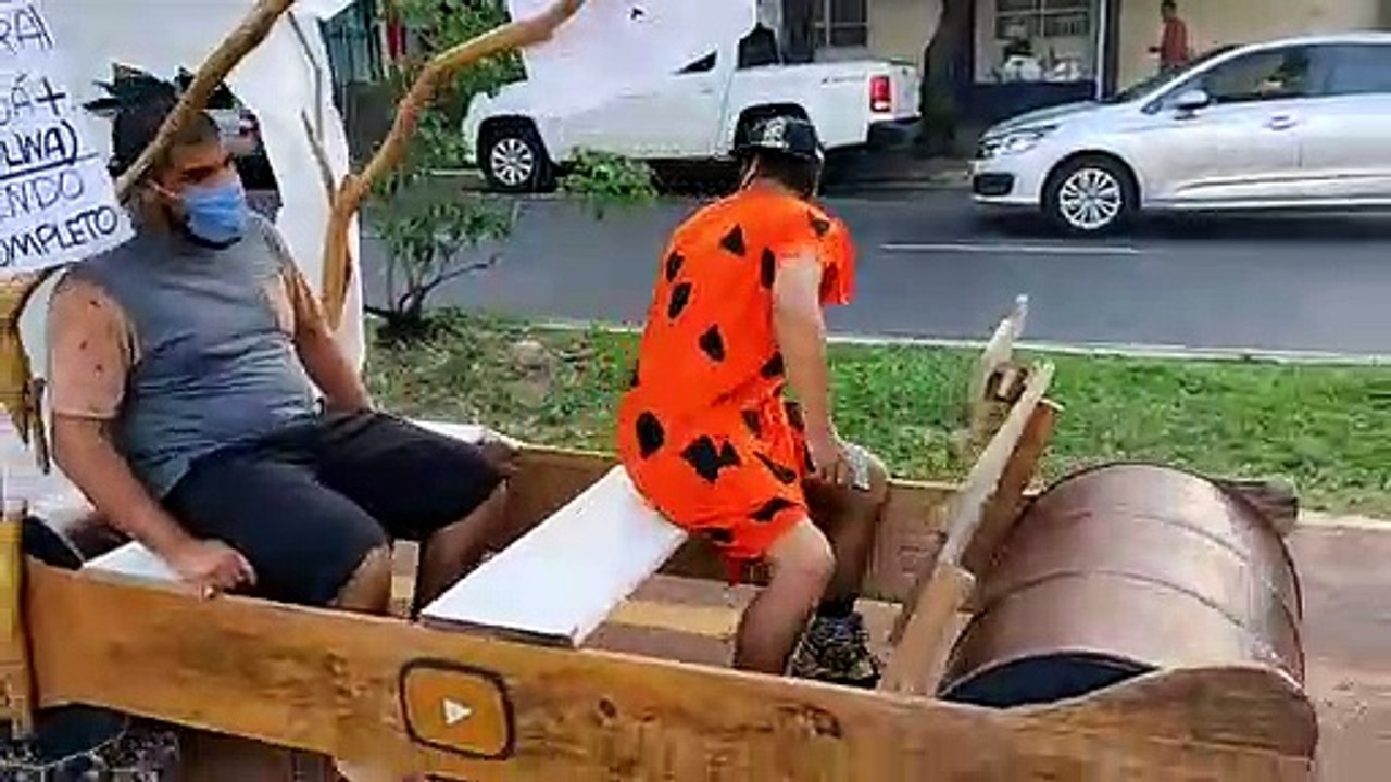 Paraná dupla usa ‘carro’ dos Flintstones e pede PIX para pagar gasolina