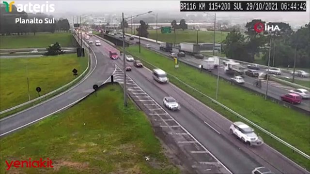 Papağanın güvenlik kamerasıyla oyunu sosyal medyada viral oldu!