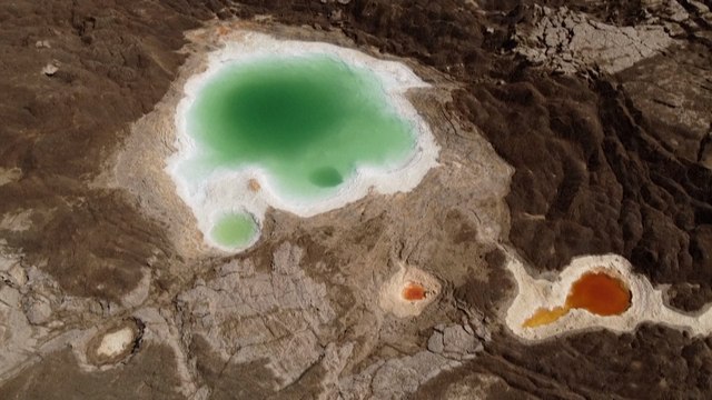 Pourquoi la mer Morte disparaît, laissant place à des cratères dévastateurs