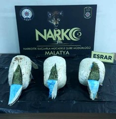 Peynir bidonlarından 5 kilo 890 gram uyuşturucu çıktı