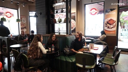 شاهد: فنّان ألباني يرسم وجوه الزبائن  بالقهوة للتسلية والشفاء