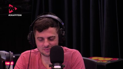 Graffite98 | Sapo passando desodorante