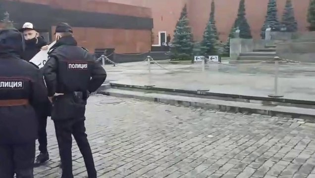 активист Александр Михайлов с плакатом в поддержку политзаключённых на Красной площади в Москве