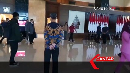 Télécharger la video: Momen SBY Berangkat ke AS Jalani Pengobatan Kanker Prostat