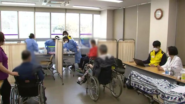 요양병원·정신병원 집단감염 잇따라... 4주 앞당겨 추가 접종 / YTN