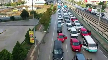 Öğrenciler Bursa-İzmir yolunu trafiğe kapattı