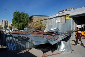 İzmir'de fırtına çatı uçurdu