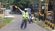 Kisah Penjaga Perlintasan Kereta Api, Potret Pahlawan di Jalanan