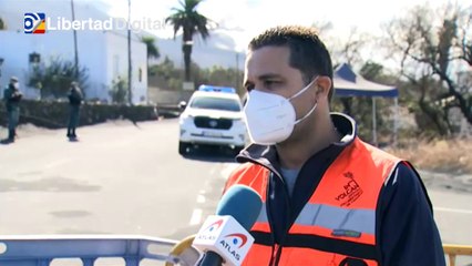 La colada de lava del volcán de La Palma rebosa sobre la playa de Los Guirres