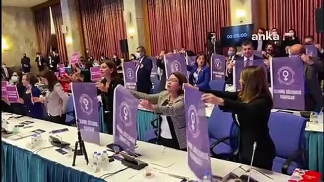 Vekiller pankart açtı: Bütçe görüşmelerinde İstanbul Sözleşmesi protestosu