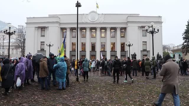Aşı karşıtları sıkılaştırılan Kovid-19 tedbirlerini protesto etti