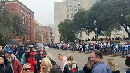 Des partisans de QAnon attendent à Dallas le retour du fils mort de JFK