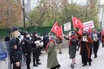 Download Video: VAN'DA EVLAT EYLEMİNDEKİ BABA: ÇOCUĞUMUN ELİNE ÖNCE PATLAYICI VERDİLER, SONRA DAĞA KAÇIRDILAR