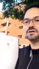 Un padre entrega el Informe Final del Dr. Campra en el colegio de su hijo