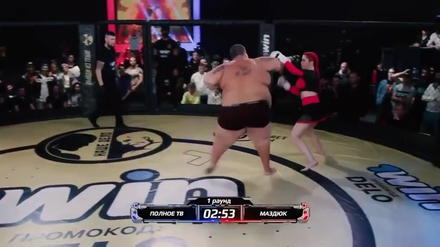 La pelea entre una mujer de 63 kilos y un hombre de 240 con final sorpresa