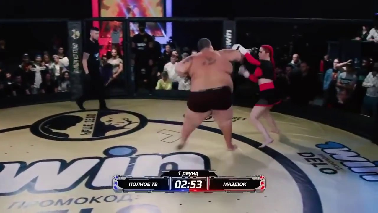 La pelea entre una mujer de 63 kilos y un hombre de 240 con  final sorpresa