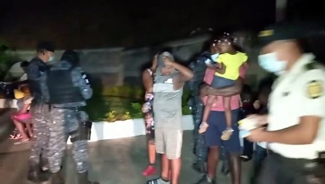 Migrantes resgatados em baú de caminhão