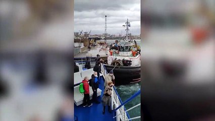 Tempesta a Napoli, il vento impedisce alla nave di attraccare: il salvataggio dei rimorchiatori